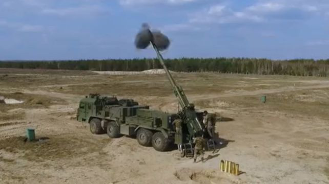 Kênh Vedler Army trên mạng xã hội Telegram chia sẻ video pháo tự hành 2S43 Malva, đang thực hành hỏa lực vào các mục tiêu của quân Ukraine trên hướng Liptsy vào ngày 2/6. Đây là những thước phim hiếm hoi về loại pháo mới được thiết kế năm 2023.