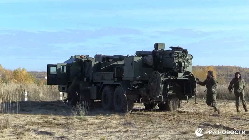 Pháo 2S43 Malva sử dụng cỡ nòng truyền thống của Nga là 152 mm, cũng là cỡ nòng tiêu chuẩn pháo chiến dịch Quân đội Nga. Cỡ nòng này có khả năng bắn nhiều loại đạn 152mm mà Nga hiện có, khiến pháo trở nên linh hoạt trong các tình huống chiến đấu khác nhau. Pháo có khả năng bắn ngắm trực tiếp và gián tiếp, mang lại sự linh hoạt trong chiến đấu.