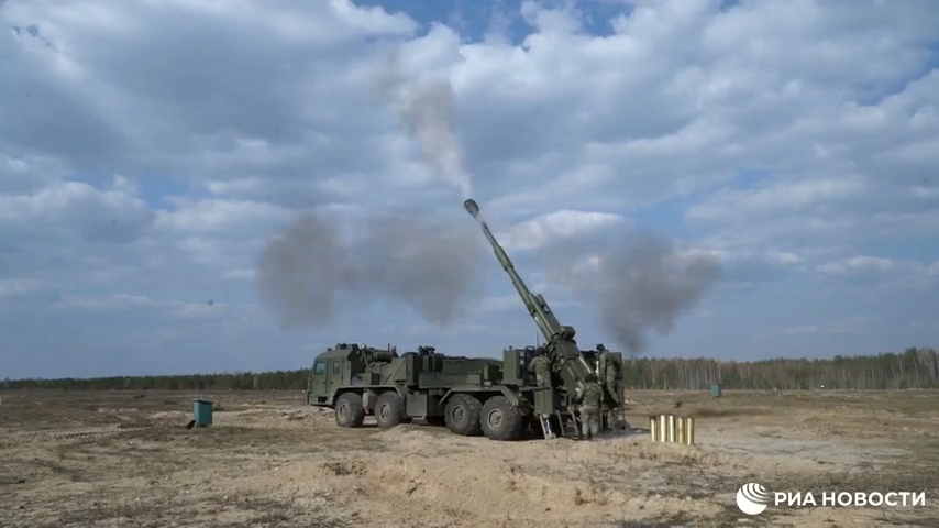 Về kích thước, pháo 2S43 Malva được bố trí trên khung gầm xe tải BAZ-6010-027 8×8. Chiều dài tổng thể của xe khoảng 13 mét, chiều rộng khoảng 2,8 mét và chiều cao khoảng 3,1 mét. Kích thước này tương đối lớn, nhưng vẫn đủ cơ động để tái triển khai nhanh chóng ở nhiều địa hình khác nhau.