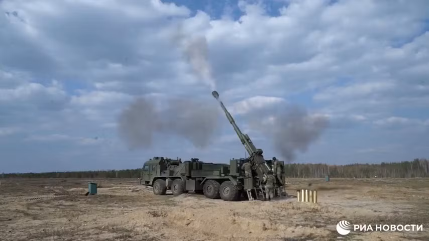 Về kích thước, pháo 2S43 Malva được bố trí trên khung gầm xe tải BAZ-6010-027 8×8. Chiều dài tổng thể của xe khoảng 13 mét, chiều rộng khoảng 2,8 mét và chiều cao khoảng 3,1 mét. Kích thước này tương đối lớn, nhưng vẫn đủ cơ động để tái triển khai nhanh chóng ở nhiều địa hình khác nhau.