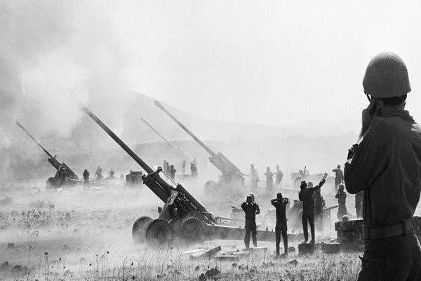 Đứng trước nguy cơ thất bại, người Israel ráp tên lửa mang đầu đạn hạt nhân của họ, vào tình trạng sẵn sàng khai chiến. Một cựu quan chức CIA nói với phóng viên Richard Sale của UPI rằng, tên lửa mang đầu đạn hạt nhân Jericho của Israel “gặp rất nhiều vấn đề với hệ thống dẫn đường”.