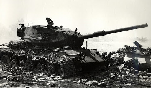 Bảy năm sau, trong cuộc Chiến tranh Yom Kippur diễn ra vào tháng 10/1973, trong những ngày đầu của cuộc chiến, phía Israel bị liên quân Ả Rập chiếm thế chủ động và đặt vào thế “nghìn cân treo sợi tóc”.