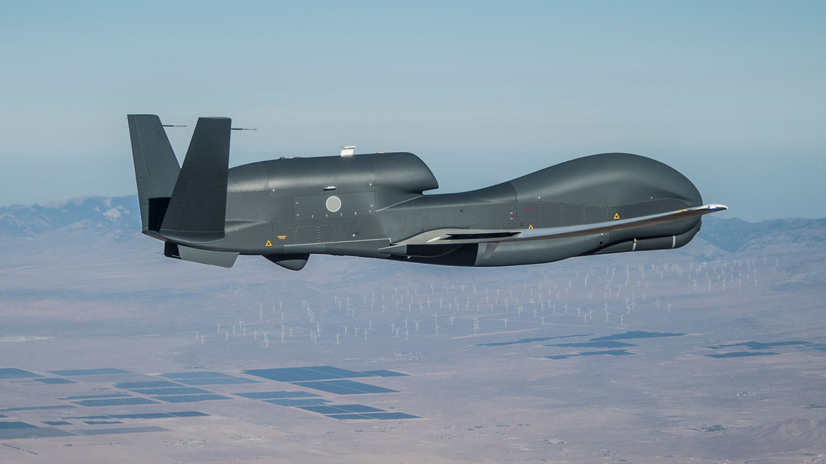 Theo nhận định của Nga, UAV trinh sát Global Hawk của Quân đội Mỹ không chỉ cung cấp thông tin tình báo cho Ukraine, mà còn trực tiếp dẫn đường cho các cuộc tấn công bằng tên lửa do Mỹ sản xuất. Ukraine về cơ bản không có khả năng dẫn đường cho tên lửa do Mỹ sản xuất thực hiện các cuộc tấn công. 