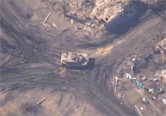 Mỹ bày tỏ rất rõ ràng rằng, Ukraine không thể tận dụng tốt vũ khí của Mỹ, nếu chỉ dựa vào sức mạnh của mình. Trong quá khứ, vũ khí của phương Tây không phát huy hiệu quả trên chiến trường Ukraine. Nguyên nhân chính là do Ukraine không có khả năng sử dụng số vũ khí hiện đại này. 