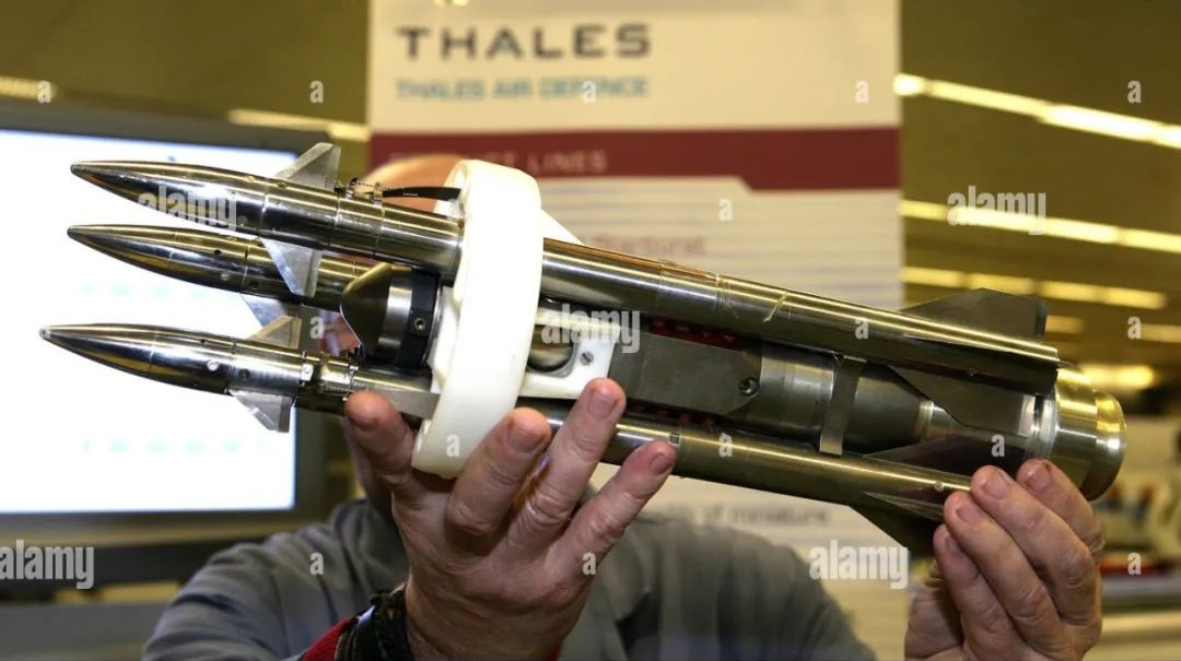 Tuy nhiên, việc tiêu diệt xe tăng và xe bọc thép không phải là nhiệm vụ chính của tên lửa Starlight của hệ thống phòng không Storm. Nhiệm vụ chính của hệ thống Storm là tấn công các vật thể bay tầm thấp, nhất là trực thăng, tên lửa hành trình hay UAV.