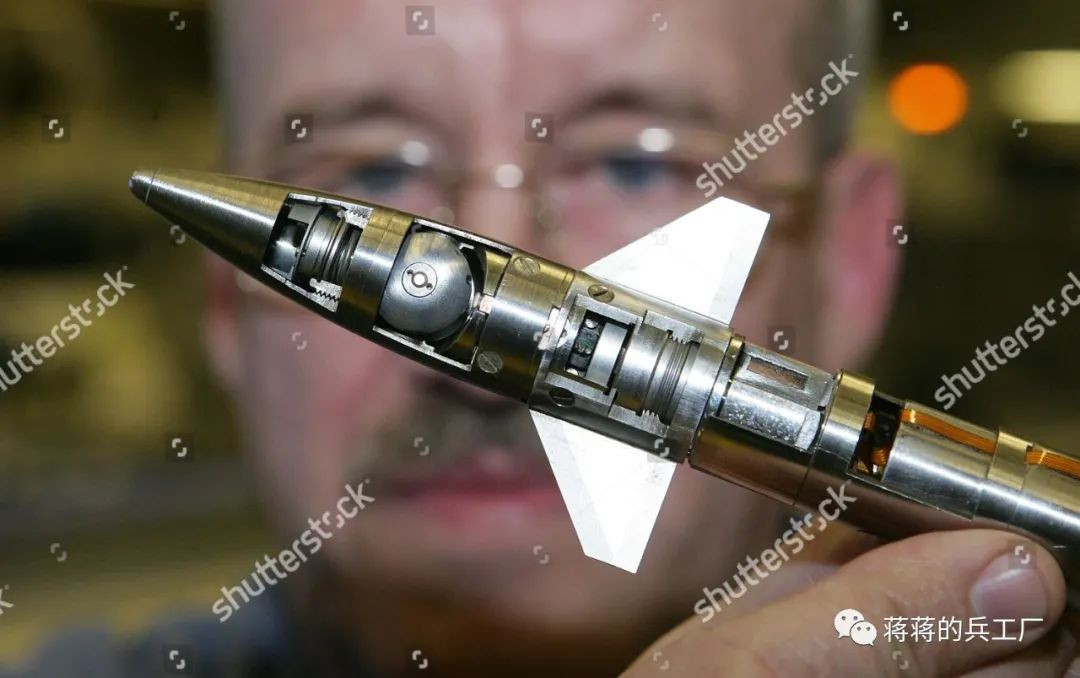 Nếu Quân đội Ukraine muốn sử dụng tên lửa Starlight để tiêu diệt xe tăng Nga, họ chỉ có thể tấn công vào phần yếu nhất của xe tăng, như động cơ hay là nóc tháp pháo; nếu sử dụng tên lửa Starlight tấn công lớp giáp kiên cố ở phía trước xe tăng, hoàn toàn không hề gây nguy hiểm, mà chỉ tốn đạn tên lửa.