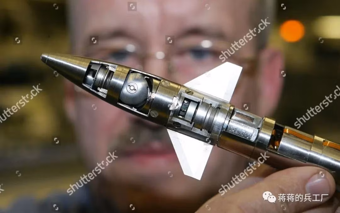 Nếu Quân đội Ukraine muốn sử dụng tên lửa Starlight để tiêu diệt xe tăng Nga, họ chỉ có thể tấn công vào phần yếu nhất của xe tăng, như động cơ hay là nóc tháp pháo; nếu sử dụng tên lửa Starlight tấn công lớp giáp kiên cố ở phía trước xe tăng, hoàn toàn không hề gây nguy hiểm, mà chỉ tốn đạn tên lửa.