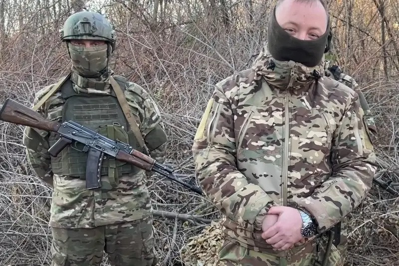 Xa hơn một chút về phía tây, theo hướng Alekseyevka, các mũi xung kích của RFAF đang tiến hành các hoạt động tấn công. Và ở phía nam làng Konstantinople, RFAF đang tiến về Razliv. Kênh Deep State của Ukraine cho biết, Konstantinople đang bị đe dọa bao vây. 