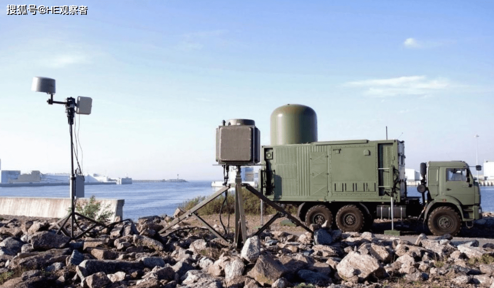 Đây là điều rất khó tin, khi hệ thống chống máy bay không người lái ROSC-1 mới nhất của Nga, đã bị đánh bom bởi một UAV thương mại, bán nhiều trên các sàn thương mại điện tử. Đoạn video này không chỉ cho thấy quân Ukraine đã đạt được chiến thắng ý nghĩa, mà nó còn bộc lộ nhiều điểm yếu của các hệ thống tác chiến chống UAV hiện đại ngày nay - đó là bất lực trước máy bay không người lái cỡ nhỏ dân sự.