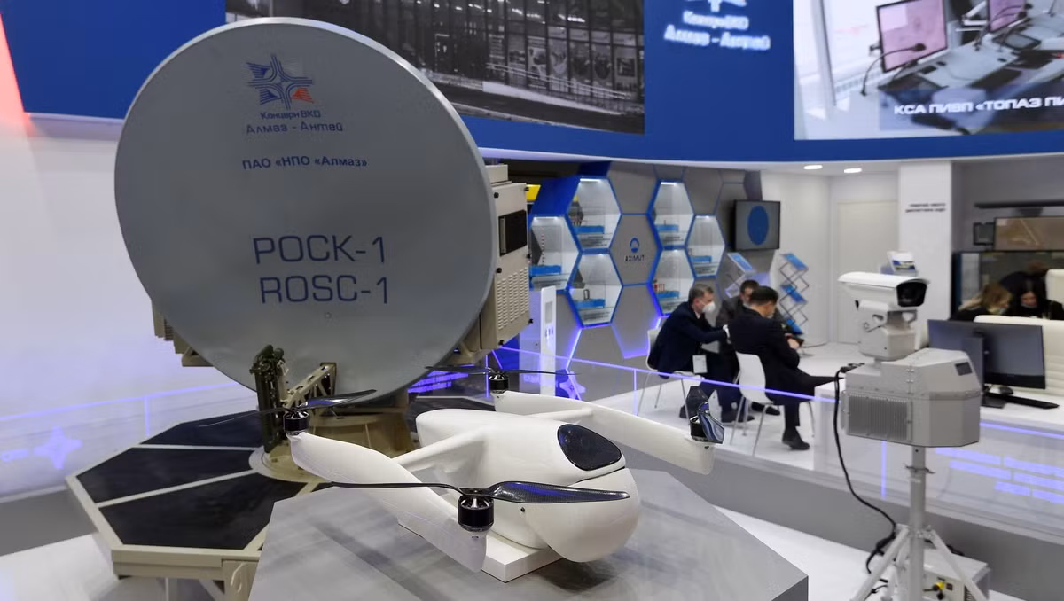 Logic của vấn đề là ngay cả các UAV thương mại, mà hệ thống ROSC-1 cũng không thể chế áp được; vậy việc các hệ thống chế áp mềm của Nga, liệu có khả năng chế áp những loại máy bay không người lái quân sự, với khả năng chống nhiễu mạnh hơn?