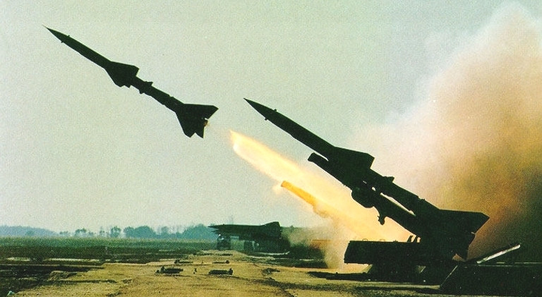 Tên lửa MIM-23 và S-75 (SAM-2) của Liên Xô tương đương nhau về nhiệm vụ, mặc dù MIM-23 của Mỹ có khả năng cơ động hơn, trong khi S-75 của Liên Xô có tốc độ nhanh hơn đáng kể, tầm bắn xa hơn và có khả năng đạt độ cao lớn hơn, với tải trọng gần gấp ba lần.