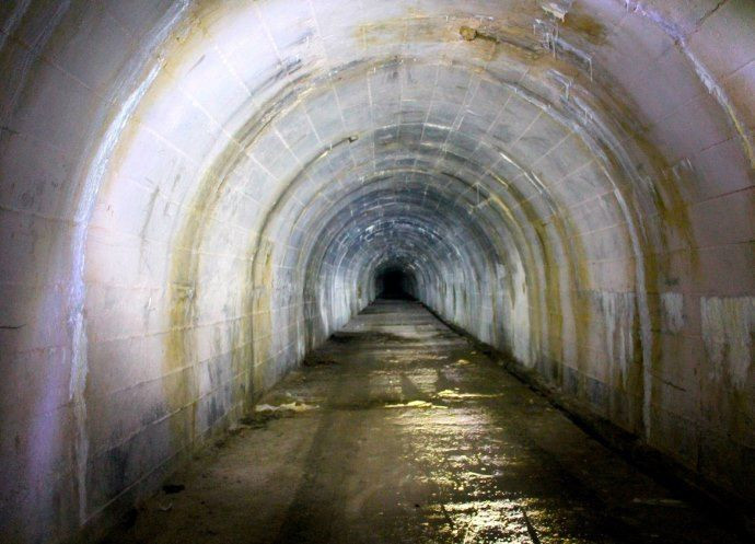 Do các cơ sở mặt đất liên tục bị pháo kích và các cuộc không kích của liên quân bắn phá, hơn 3.000 quân của Tiểu đoàn Azov và số còn lại của Quân đội Ukraine, đã sơ tán vào các đường hầm dưới lòng đất của Nhà máy thép Azovstal. Đường hầm chiến lược nằm sâu 30 mét dưới lòng đất, với tổng chiều dài hơn 24 km.