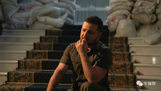 Minh chứng cho điều này là Kiev đã không trả lời các cuộc gọi cầu cứu của Tiểu đoàn Azov trong hai tuần. Mặc dù tuyên bố này tiết lộ rằng, Tiểu đoàn Azov đang bị bao vây bởi tuyệt vọng.