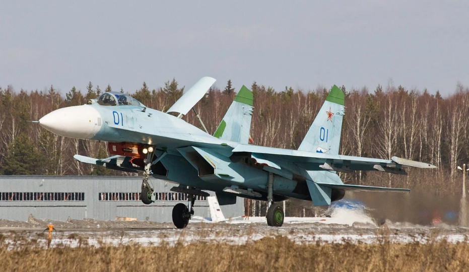 Trong khi đó, Lực lượng Không quân Ukraine (UAF) lại gặp phải những khó khăn với những chiếc Su-27 thế hệ cũ. Theo Đại tá Yuri Bulavka, những chiếc MiG-29 và Su-27 của Ukraine không được trang bị radar công suất lớn và không có khả năng sử dụng tên lửa tầm xa hiện đại như F-16, F-15 hay F-18 của Mỹ.