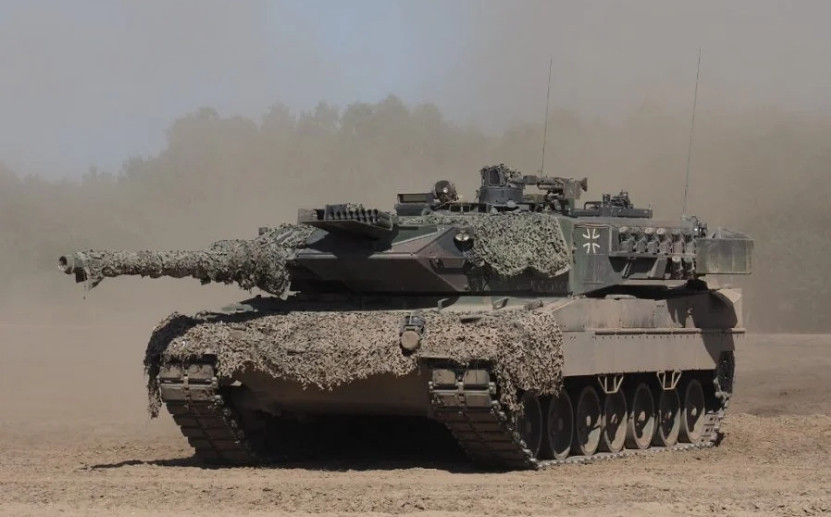 Tiếp sau đó, những vũ khí này cần được hỗ trợ bởi toàn bộ chuỗi cơ sở hạ tầng hậu cần, bảo trì và sửa chữa; bao gồm nguồn cung cấp đầy đủ đạn dược, phụ tùng thay thế và có thể là các bộ thiết bị và công cụ khác, để duy trì hoạt động của vũ khí, cũng được tính bằng tháng.