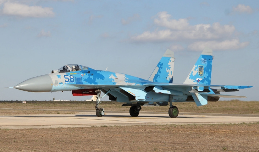 Hiện số máy bay chiến đấu Su-27 của Ukraine sử dụng tên lửa không đối không tầm trung R-27ER được điều khiển bằng tia hồng ngoại và R-27ET được dẫn đường bởi radar thụ động; cả hai loại đều thiếu hệ thống radar chủ động, để có thể và “bắn và quên” như R-77 của Nga, được trang bị trên Su-30 và Su-35.