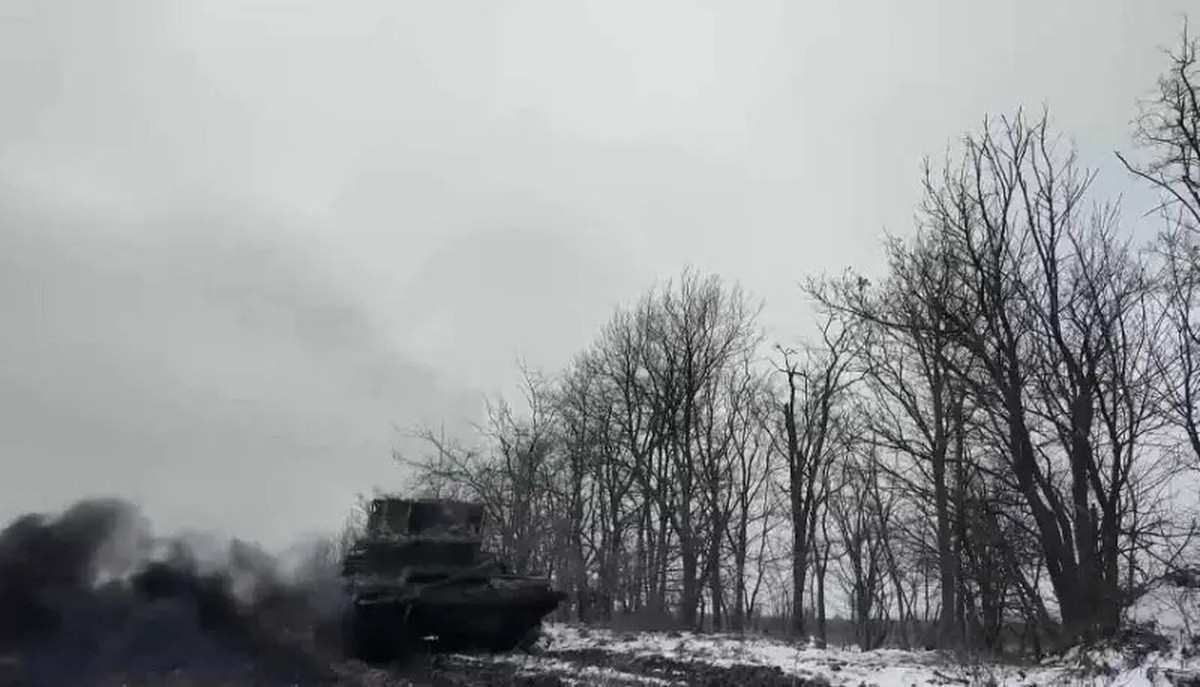 Hãng tin Anh Reuters cho biết, tình hình xấu đi gần đây trên chiến trường Ukraine xảy ra, sau khi Mỹ thay đổi chính sách đối với Ukraine. Theo các bản tin của truyền thông Mỹ ngày 3/3, Tổng thống Mỹ Donal Trump đã ra lệnh đình chỉ mọi khoản viện trợ quân sự cho Ukraine. 