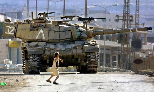 Lớp giáp phản ứng nổ Sweatshirt của Merkava gồm một cấu trúc nhiều lớp, được làm từ các tấm kim loại mỏng và các tấm sợi thủy tinh, sau đó được liên kết bằng cao su, trộn với chất nổ dẻo bên trong. 