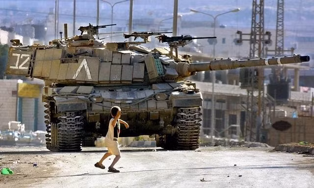 Lớp giáp phản ứng nổ Sweatshirt của Merkava gồm một cấu trúc nhiều lớp, được làm từ các tấm kim loại mỏng và các tấm sợi thủy tinh, sau đó được liên kết bằng cao su, trộn với chất nổ dẻo bên trong. 