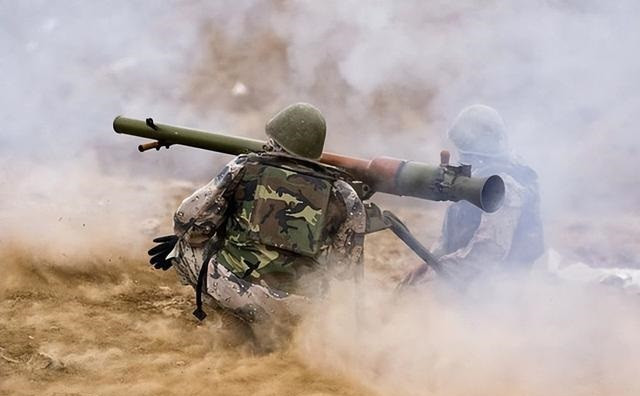 Ngoài ra lực lượng Hamas đã sử dụng súng ĐKZ 73mm SPG-9 và súng phóng lựu RPG-7 được trang bị đầu đạn xuyên giáp song song tự chế, có thể xuyên thủng thân xe Merkava III và Merkava IV.