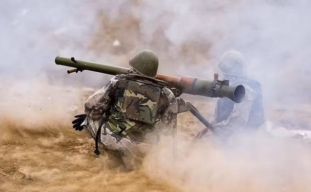 Ngoài ra lực lượng Hamas đã sử dụng súng ĐKZ 73mm SPG-9 và súng phóng lựu RPG-7 được trang bị đầu đạn xuyên giáp song song tự chế, có thể xuyên thủng thân xe Merkava III và Merkava IV.