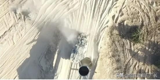 Trong cuộc đột kích "Hồng thủy Aqsa" vừa qua, Hamas đã sử dụng UAV 4 trục để thả đầu đạn RPG-7 từ trên cao xuống phía trên tháp pháo, làm xe bị hư hỏng và khiến kíp xe phải bỏ xe rút lui.