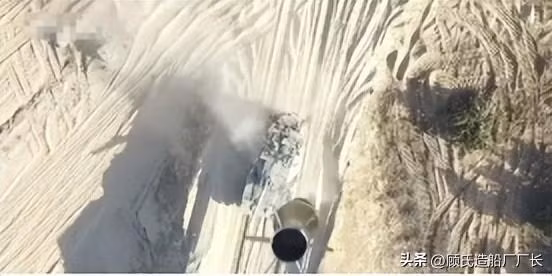 Trong cuộc đột kích "Hồng thủy Aqsa" vừa qua, Hamas đã sử dụng UAV 4 trục để thả đầu đạn RPG-7 từ trên cao xuống phía trên tháp pháo, làm xe bị hư hỏng và khiến kíp xe phải bỏ xe rút lui.