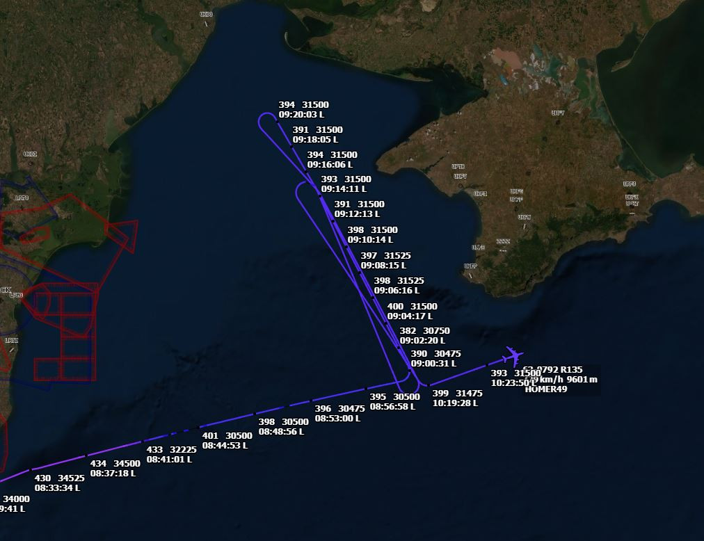 Đánh giá từ thông tin của các nguồn giám sát mở, máy bay quân sự Mỹ đã tiến hành trinh sát bờ biển phía tây của bán đảo Crimea. Tiếp cận biên giới của không phận bán đảo khoảng 20 km, mặc dù vài tháng trước, máy bay trinh sát nước ngoài đã cố gắng ở khoảng cách 50-60 km từ biên giới Nga.