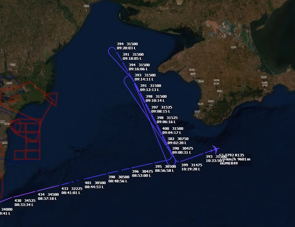 Đánh giá từ thông tin của các nguồn giám sát mở, máy bay quân sự Mỹ đã tiến hành trinh sát bờ biển phía tây của bán đảo Crimea. Tiếp cận biên giới của không phận bán đảo khoảng 20 km, mặc dù vài tháng trước, máy bay trinh sát nước ngoài đã cố gắng ở khoảng cách 50-60 km từ biên giới Nga.