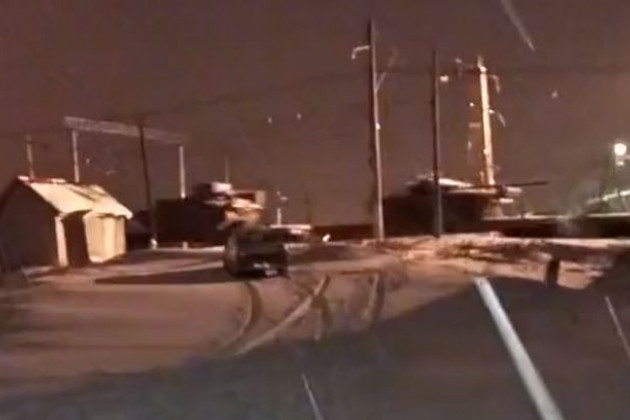 Trong những ngày nghỉ lễ cuối năm và chuẩn bị đón năm mới, cách đây vài giờ, một đoàn tàu của Nga chở nhiều xe bọc thép của Quân đội Nga đã tiến về biên giới với Ukraine.