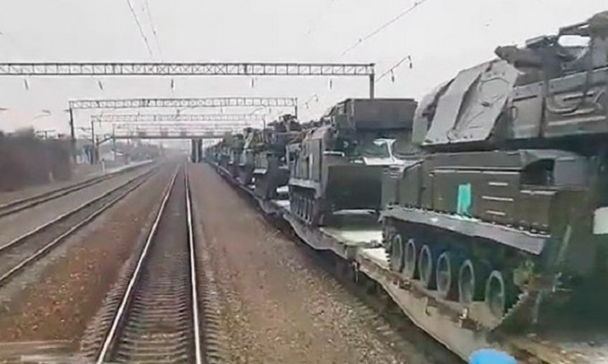 Đoạn video được cho là đã được thực hiện cách đây vài ngày, bác bỏ thông tin công bố trước đó rằng, quân đội Nga bắt đầu rút lực lượng khỏi các doanh trại dã chiến, do các cuộc tập trận đã hoàn thành.