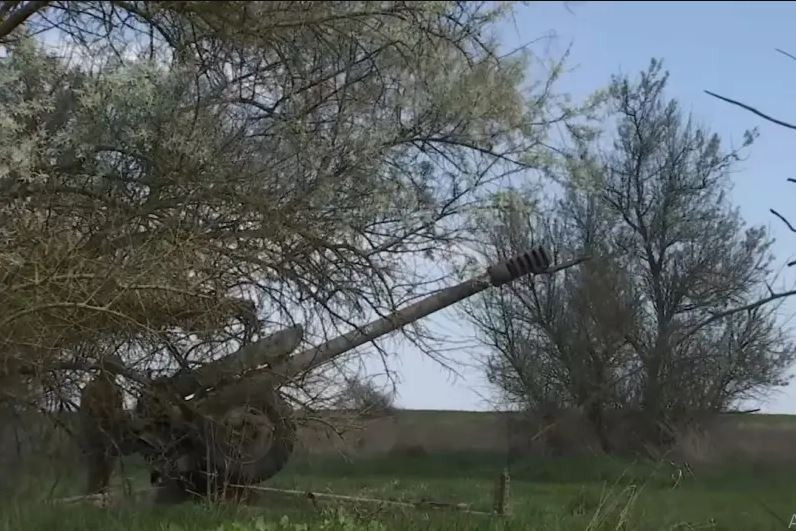 Việc không cho rút quân khi quân Nga tấn công dữ dội, điều này tiếp tục gây ra làn sóng chỉ trích Tổng tư lệnh Syrsky từ các đại biểu của Verkhovna Rada (Quốc hội Ukraine). Lý do bị chỉ trích là những khu vực phòng thủ này, có thể bị bao vây bất cứ lúc nào, đồng nghĩa với việc hàng trăm binh sĩ Ukraine sẽ bị tiêu diệt hoặc bị bắt. 