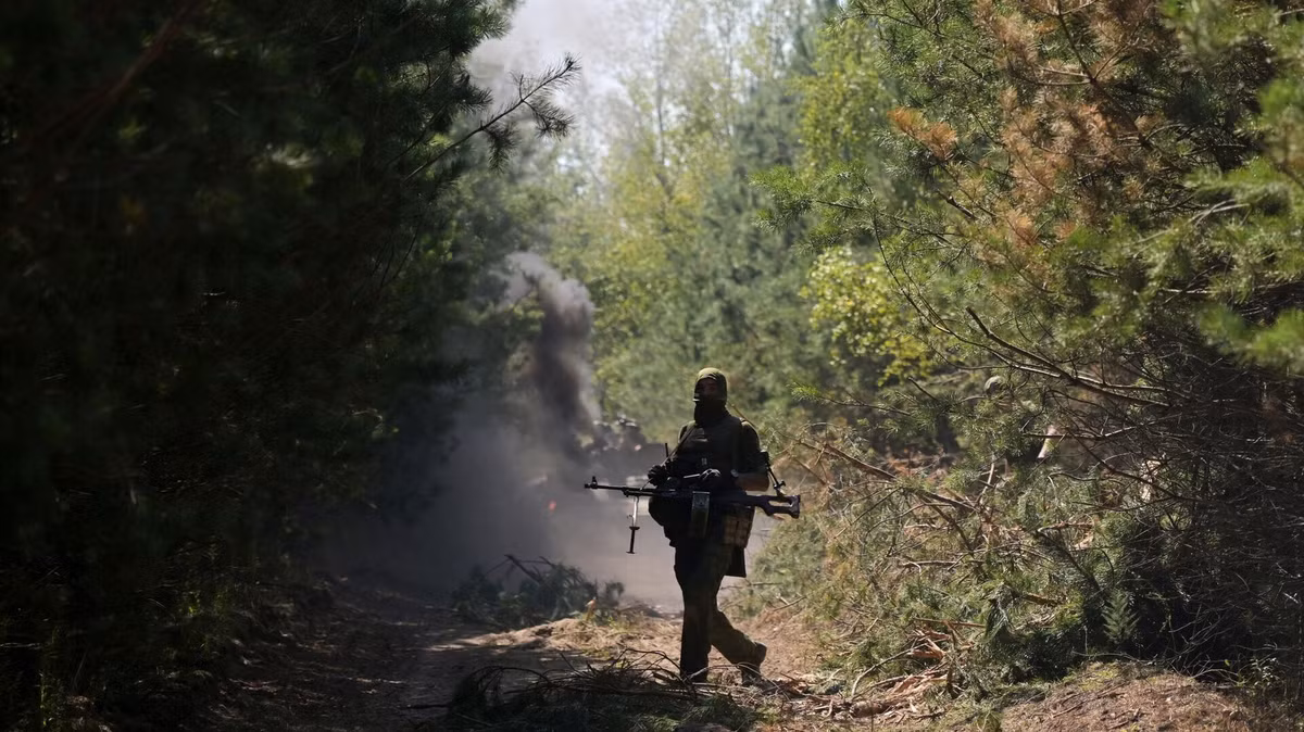 Tuy nhiên, Quân đội Nga dường như đã “có kế hoạch” chuẩn bị đón quân tiếp viện của Ukraine từ lâu, khi kết hợp hỏa lực mặt đất và trên không, cũng như sử dụng số lượng lớn xe tăng, xe bọc thép và quân số để tiến hành các cuộc đánh chặn khốc liệt.