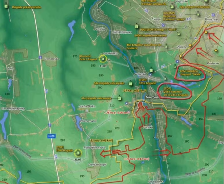 Hiện quân Ukraine tại khu vực trên đã bị quân Nga tiến công dồn dập từ phía nam, phía đông và đông bắc. Riêng hướng đông bắc trong trường hợp này là hướng đến thành phố Toretsk, nơi giao tranh đang diễn ra trong thành phố.