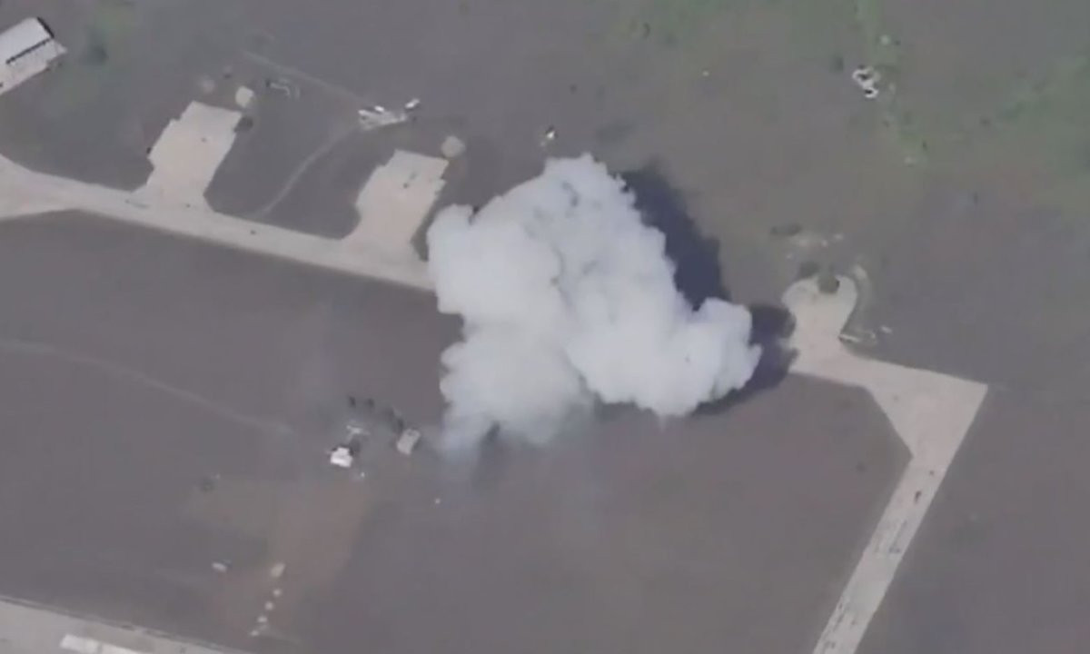 Trong ngày 27/9, tên lửa siêu thanh Kinzhal của Nga không chỉ tấn công căn cứ sân bay Starokonstantinov mà còn ở Mirgorod, vùng Poltava, nơi cũng có sân bay chiến thuật của Quân đội Ukraine. Những người chứng kiến cho biết, một đám cháy dữ dội đã bùng phát và có thể nhìn thấy cách đó vài km.