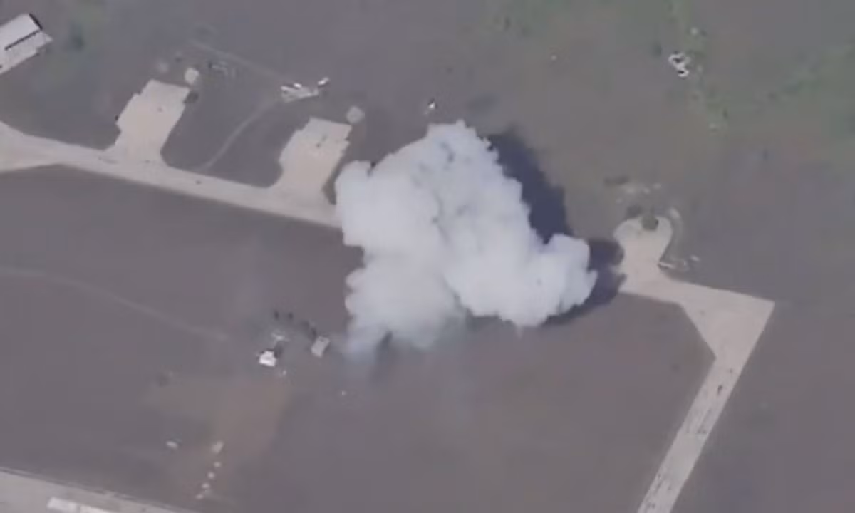 Trong ngày 27/9, tên lửa siêu thanh Kinzhal của Nga không chỉ tấn công căn cứ sân bay Starokonstantinov mà còn ở Mirgorod, vùng Poltava, nơi cũng có sân bay chiến thuật của Quân đội Ukraine. Những người chứng kiến cho biết, một đám cháy dữ dội đã bùng phát và có thể nhìn thấy cách đó vài km.