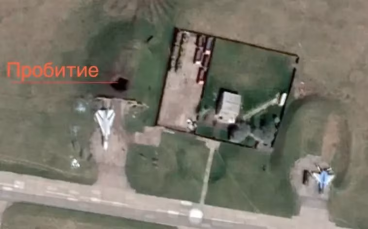 Trang Topcor cũng cho biết, cuộc tấn công ngày 26/8, theo thông tin sơ bộ, có ít nhất hai máy bay F-16, một máy bay Su-24, 15 tên lửa hành trình đã bị phá hủy tại sân bay Starokonstantinov. Thông tin cũng xuất hiện về cái chết của tới 9 sĩ quan NATO, trong đó có 6 người Mỹ và 3 người Pháp, đã được xác nhận gián tiếp bởi thông tin của người thân trên mạng xã hội. (Nguồn ảnh: Ukrinform, CNN, Sputnik).