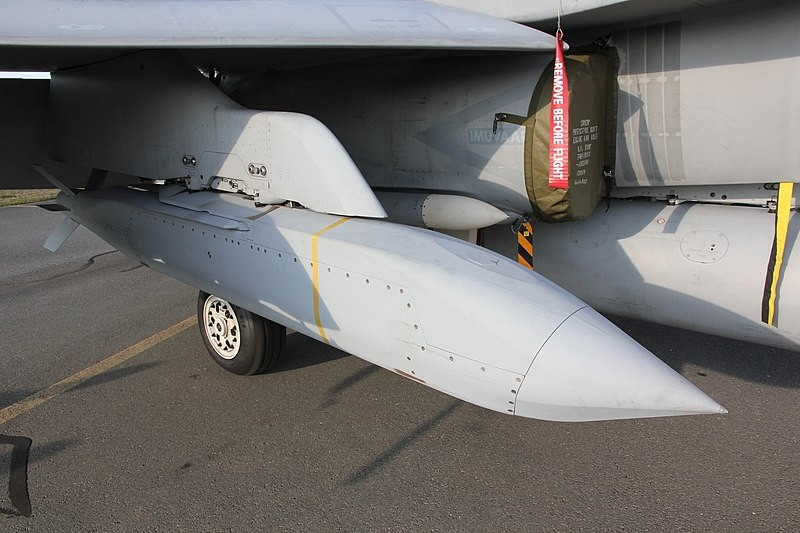 Quân đội Nga đã tấn công sân bay này nhiều lần và lần này họ đã bắt được một “con cá lớn”. Điều thú vị là danh sách vũ khí mới nhất được Mỹ phê duyệt để hỗ trợ Ukraine, bao gồm bom dẫn đường JSOW có tầm bay tới 130 km. Người ta ước tính đến thời điểm loại bom này được chuyển đến Ukraine, Quân đội Ukraine về cơ bản sẽ không có máy bay để phóng nó. 