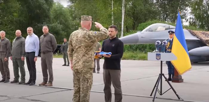 Không quân Ukraine lần này có thể thực sự rơi vào cảnh “bất lực”. Hôm qua, kênh Telegram INSIDER-T đã chỉ ra rằng, Không quân Ukraine chỉ còn lại 6 đến 8 chiếc máy bay chiến đấu. Nếu 4 chiếc F-16 đó được xác nhận đã bị tiêu diệt, thì Không quân Ukraine sẽ thực sự trở thành “hữu danh vô thực”.