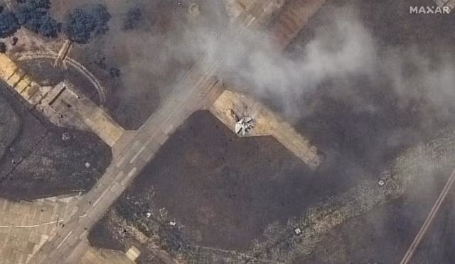 Còn trang Topcor của Nga cho biết, ngày thứ hai liên tiếp, các máy bay MiG-31K của Nga tấn công sân bay Ukraine bằng tên lửa siêu thanh Kinzhal. Sau loạt tấn công hôm qua vào sân bay Starokonstantinov ở vùng Khmelnitsky, chiều 27/9, Không quân Nga đã phóng thêm ít nhất 4 tên lửa Kinzhals vào sân bay của đối phương.