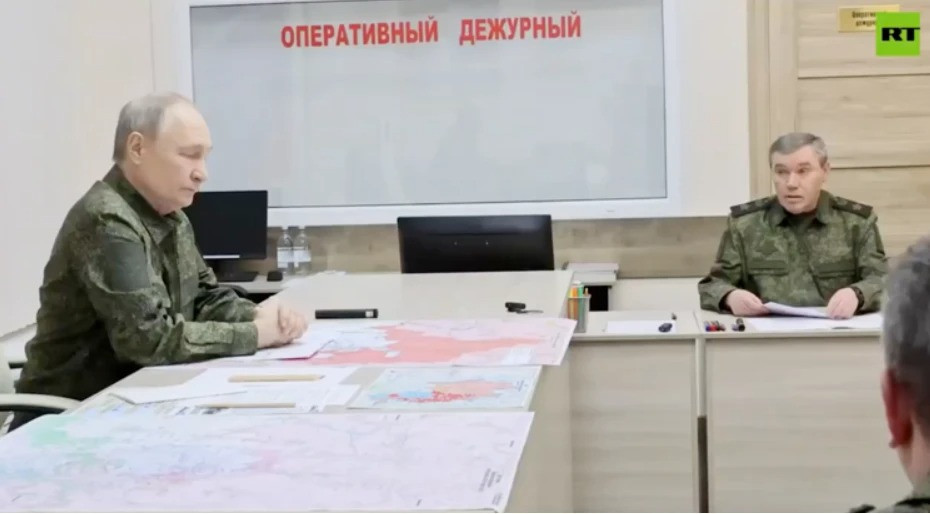 Tổng tham mưu trưởng quân đội Nga, Đại tướng Valery Gerasimov gần đây đã báo cáo tình hình mặt trận với Tổng thống Nga Putin, khi ông đến Kursk để kiểm tra. Ông Putin chỉ thị, nhanh chóng đánh bật hoàn toàn quân đội Ukraine (AFU) ra khỏi Kursk “càng nhanh càng tốt” và thiết lập “vùng đệm an ninh” trên lãnh thổ Ukraine.