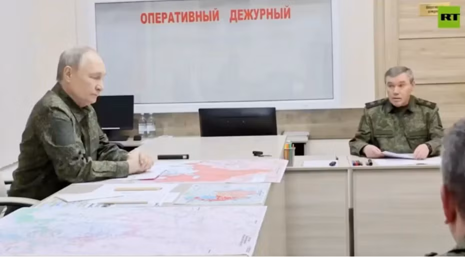 Tổng tham mưu trưởng quân đội Nga, Đại tướng Valery Gerasimov gần đây đã báo cáo tình hình mặt trận với Tổng thống Nga Putin, khi ông đến Kursk để kiểm tra. Ông Putin chỉ thị, nhanh chóng đánh bật hoàn toàn quân đội Ukraine (AFU) ra khỏi Kursk “càng nhanh càng tốt” và thiết lập “vùng đệm an ninh” trên lãnh thổ Ukraine.