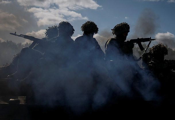 Hơn nữa, tình hình của 30 sĩ quan NATO bị mắc kẹt ở Kursk là một đòn giáng mạnh vào phe phương Tây. Trên thực tế, việc quân đội phương Tây đang chiến đấu ở Ukraine đã là một sự thật hiển nhiên. Minh chứng là lính đánh thuê Mỹ đã đăng tải thông tin cập nhật về Kursk, trên mạng xã hội.