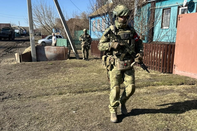 Theo tình báo Nga, những sĩ quan NATO ở Kursk không phải là quân nhân bình thường. Họ đến đây với một nhiệm vụ đặc biệt, một số người là chuyên gia hoặc nhà nghiên cứu vũ khí hóa học. Họ nắm giữ một lượng lớn bí mật của NATO, bao gồm bí mật về các thí nghiệm vũ khí hóa học, thông tin về sự hỗ trợ bí mật của Mỹ và NATO cho Ukraine và sự tham gia bí mật của phương Tây vào cuộc chiến, v.v.