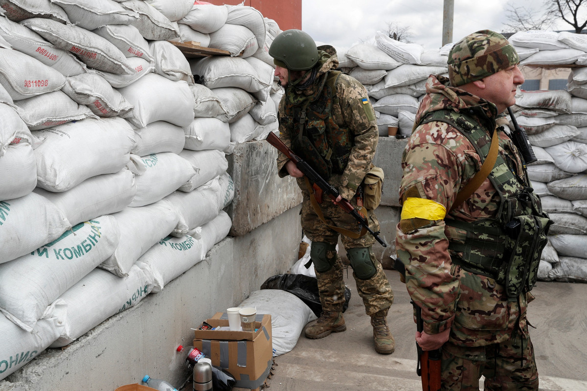 Hiện nay các lực lượng vũ trang Ukraine ở các phần lãnh thổ còn lại của Donetsk và Lugansk đang đứng trước sự lựa chọn, hoặc bằng cách nào đó cố gắng kìm chân cuộc tấn công dữ dội của dân quân Donetsk, Lugansk và chờ đợi một "phép màu đàm phán" để tránh nguy cơ bị tiêu diệt.