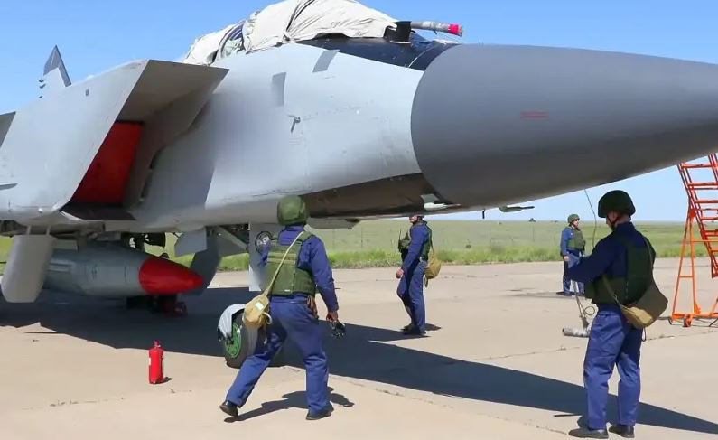 Kinzhal là loại tên lửa đạn đạo siêu thanh, được phóng đi từ máy bay chiến đấu MiG-31K, được Nga sử dụng thường xuyên để tấn công các mục tiêu có giá trị cao, thường là vũ khí của NATO mới được chuyển giao. Không giống như máy bay chiến đấu có nguồn gốc Liên Xô của Ukraine, F-16 không thể hoạt động từ các sân bay dã chiến hoặc không đạt tiêu chuẩn; điều này đã hạn chế số lượng các sân bay mà F-16 có thể sử dụng.