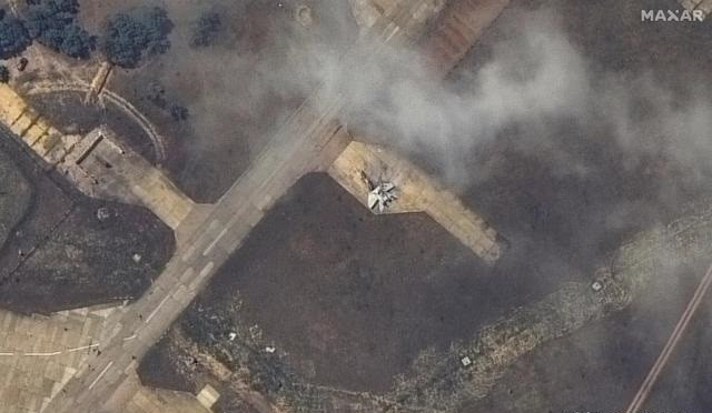 Vài phút sau, có thông tin về vụ nổ trên khu vực sân bay Starokonstantinov ở vùng Khmelnitsky, cũng như ở Kiev. Đồng thời, vào khoảng 11:00 (theo giờ Moscow), sau khi thông báo về cuộc không kích tiếp theo, người dân Ukraine liên tiếp đưa tin về các vụ nổ ở trong một sân bay quân sự vùng Khmelnitsky.