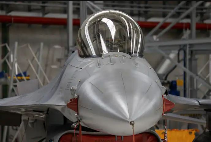 Những người ủng hộ Ukraine tin rằng, sự xuất hiện của F-16 trên bầu trời Ukraine, sẽ có ý nghĩa rất lớn trong nâng cao khả năng phòng không của Ukraine, từ đó nâng cao sự tự tin của nước này trước lực lượng Không quân Nga. Họ tin rằng chiếc máy bay chiến đấu thiện chiến này sẽ mang lại bầu trời xanh an toàn cho Ukraine.