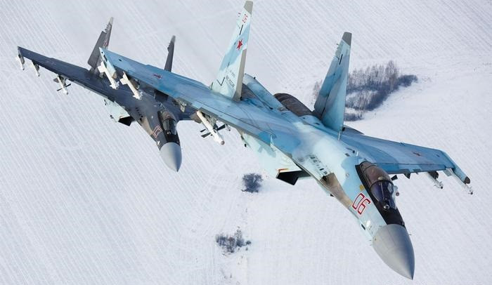 Một câu hỏi thực tế hơn, là liệu lợi thế về hiệu suất của F-16 có thể được phát huy hết trong môi trường chiến trường Ukraine hay không? Đối mặt với mạng lưới phòng không dày đặc và các phi công giàu kinh nghiệm của Nga, vẫn là một dấu hỏi lớn, đó là liệu phi công Ukraine có thể nhanh chóng làm chủ cách vận hành F-16 và chiến đấu hiệu quả trước máy bay chiến đấu Nga hay không?