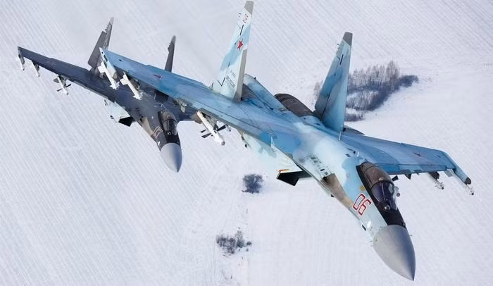 Một câu hỏi thực tế hơn, là liệu lợi thế về hiệu suất của F-16 có thể được phát huy hết trong môi trường chiến trường Ukraine hay không? Đối mặt với mạng lưới phòng không dày đặc và các phi công giàu kinh nghiệm của Nga, vẫn là một dấu hỏi lớn, đó là liệu phi công Ukraine có thể nhanh chóng làm chủ cách vận hành F-16 và chiến đấu hiệu quả trước máy bay chiến đấu Nga hay không?